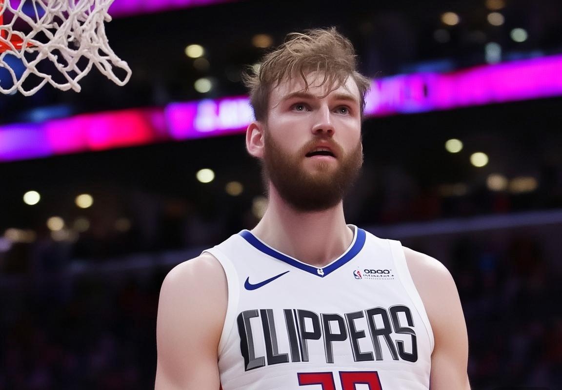 洛杉矶快船队内线支柱伊维察·祖巴茨左脚踝二级扭伤，内线空缺如何影响季后赛前景？